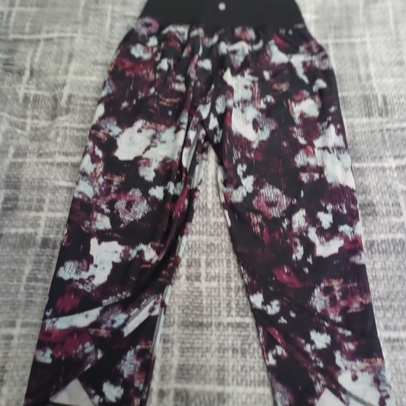 Lululemon Tranquil Crop Kara Blossom Multi / Black Sz 8 Athleisure Gorpcore - Picture 6 of 12